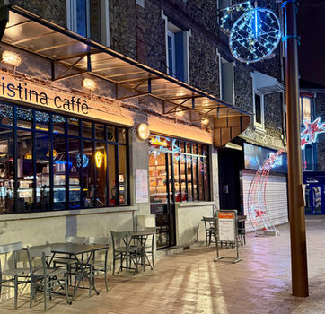 Façade Cristina caffè, nuit avec décorations de Noël