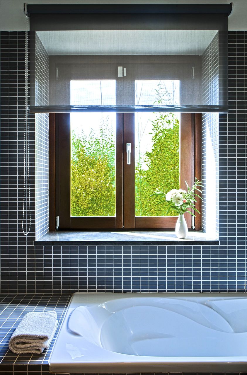 janela para o jardim - casa de banho