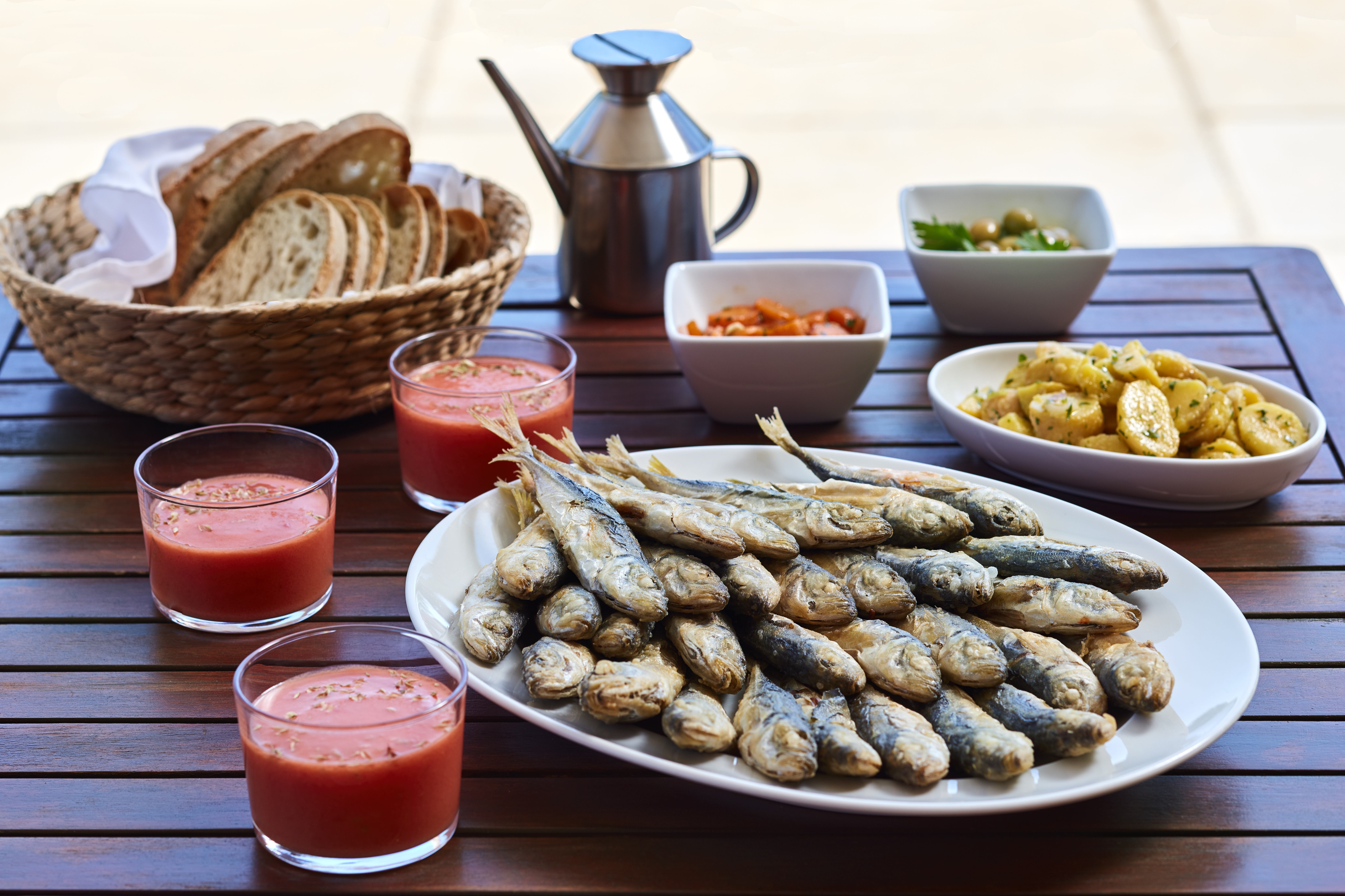 Carapauzinhos fritos e gaspacho