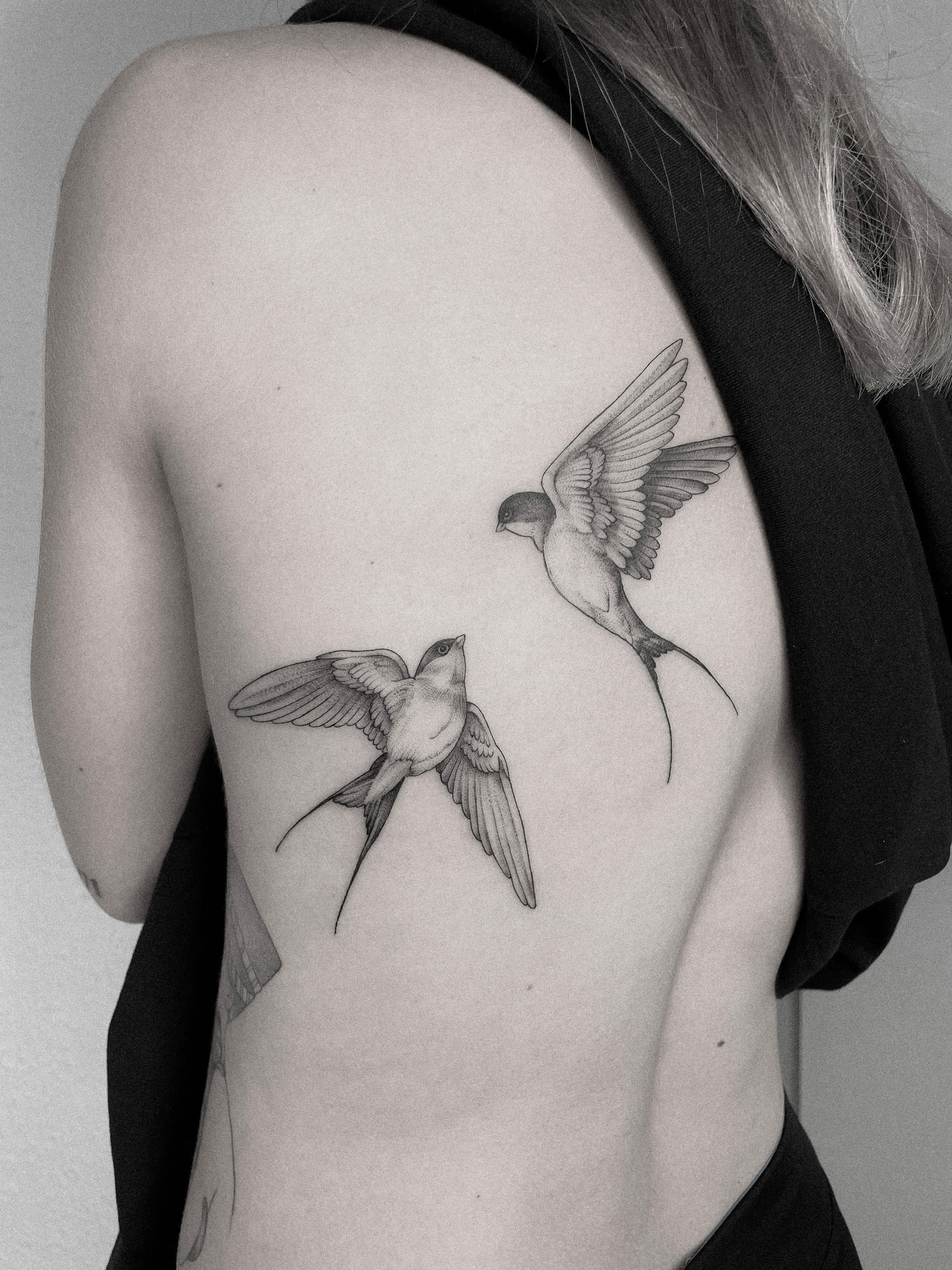 Zwei Schwalben-Tätowierung auf Rücken