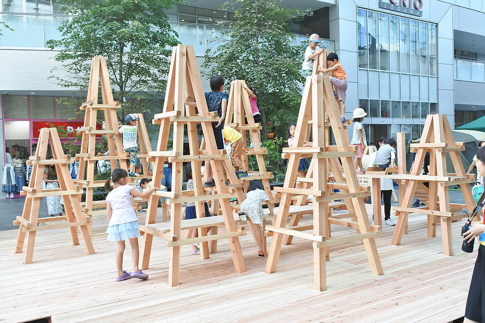 サンカクジム 雪つりのような形が林立する木製ジャングルジムです
