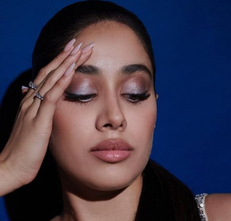 तपती गर्मी के बीच जाह्नवी कपूर ने इंटरनेट पर और भी बढ़ाया पारा, देखें ग्लैमरस तस्वीरें