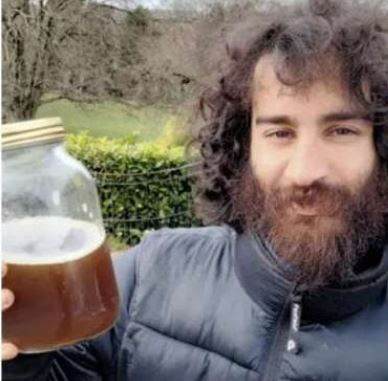 अरे बाप रे, खुद को जवान रखने के लिए 6 साल से खुद का पेशाब पी रहा है ये आदमी!