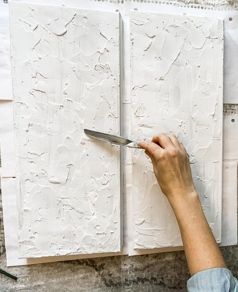 Using Wall Spackling To Create Textured DIY Thrift Store Art