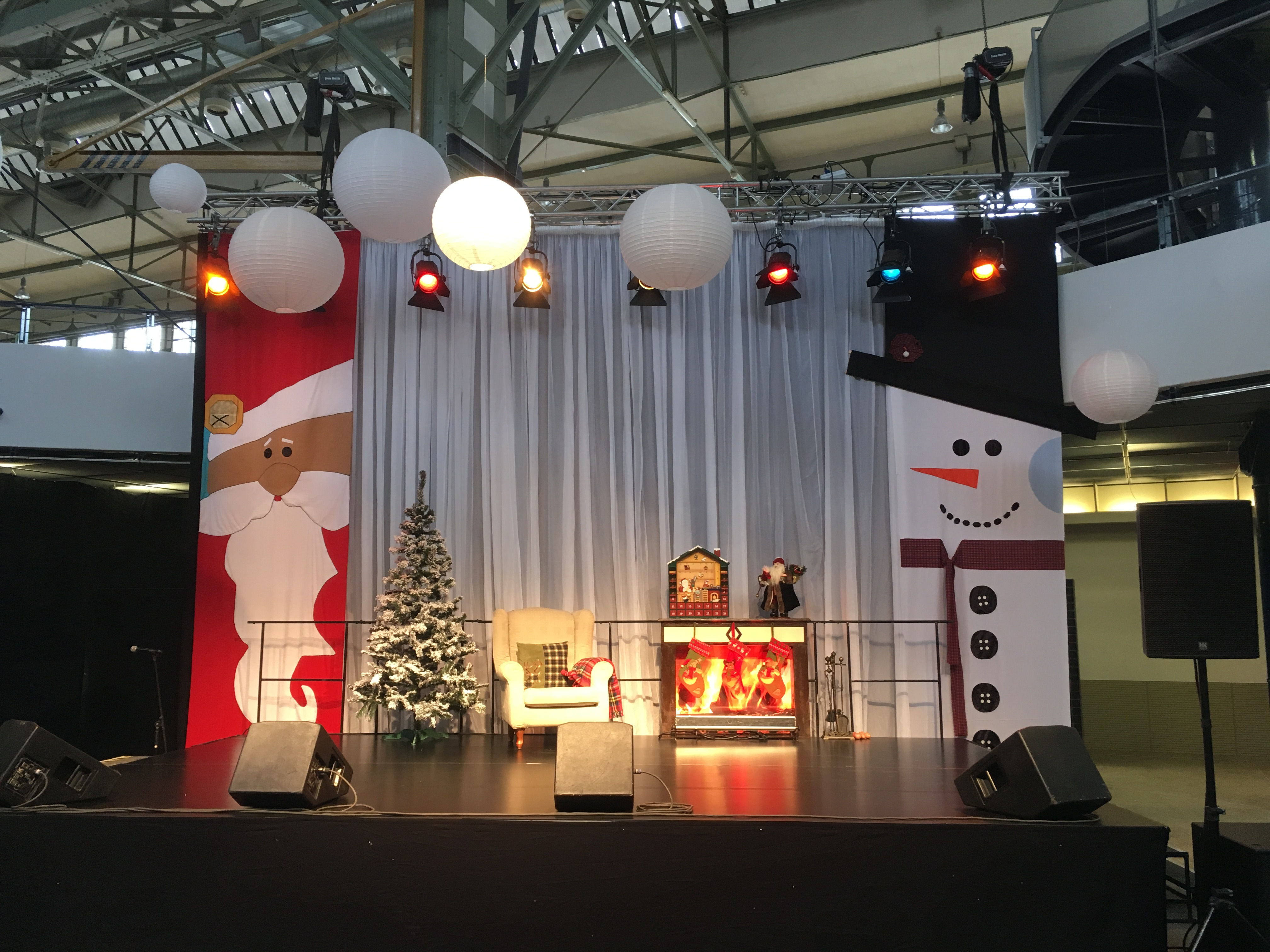 nagy festett mikulás és hóember háttér, karácsonyi díszek, lampionok, kandalló és karácsonyfa a karácsonyi hangulat megteremtéséhez