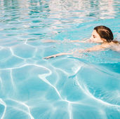 grossesse : piscine chlorée ou eaux thermales