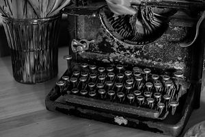 typewriter-vintage-oldschool-black-and-white.jpeg
