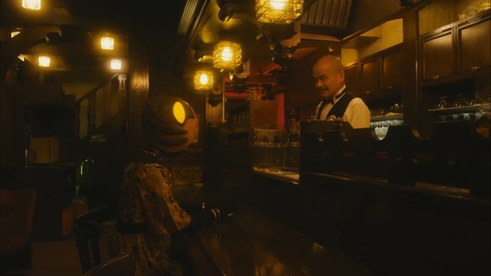 Alien Pitt in the Bar