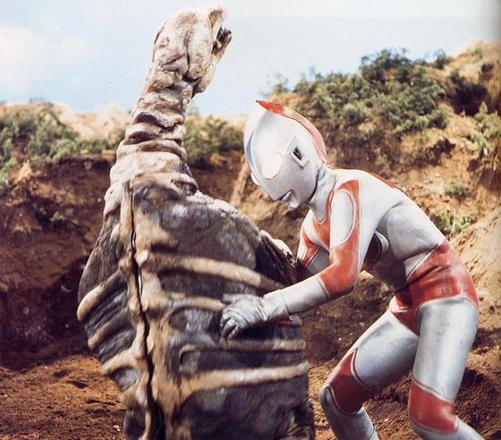Stegon vs Ultraman