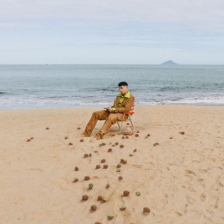 Do chão à Calçada da Fama: Manocchio inaugura nova era pop com “KIWI”