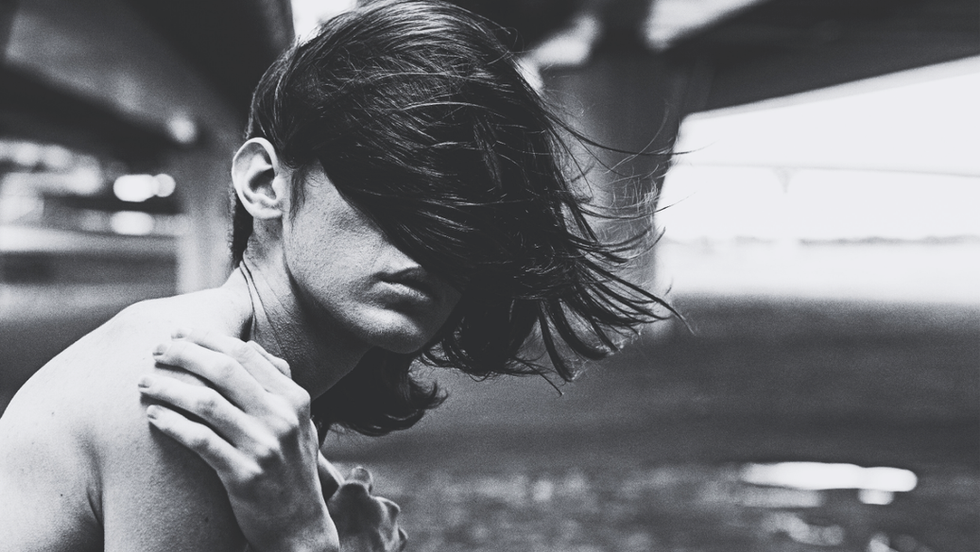 W moim świetle nagość tańczy