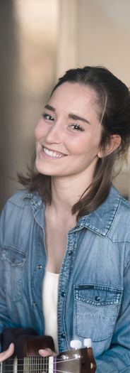 Retrato de una chica joven con camisa vaquera