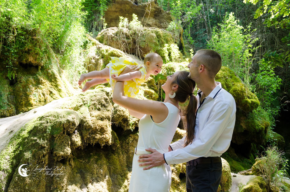 Parents playing with their baby girl in the nature. Séance en famille, pure joy!Joséphine Bot Photographe Ariège