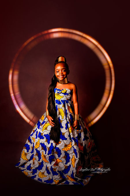 Jeune fille vêtue d'une robe colorée africain, avec un cadre doré en arrière-plan, Enfant. Joséphine Bot Photographie Ariège