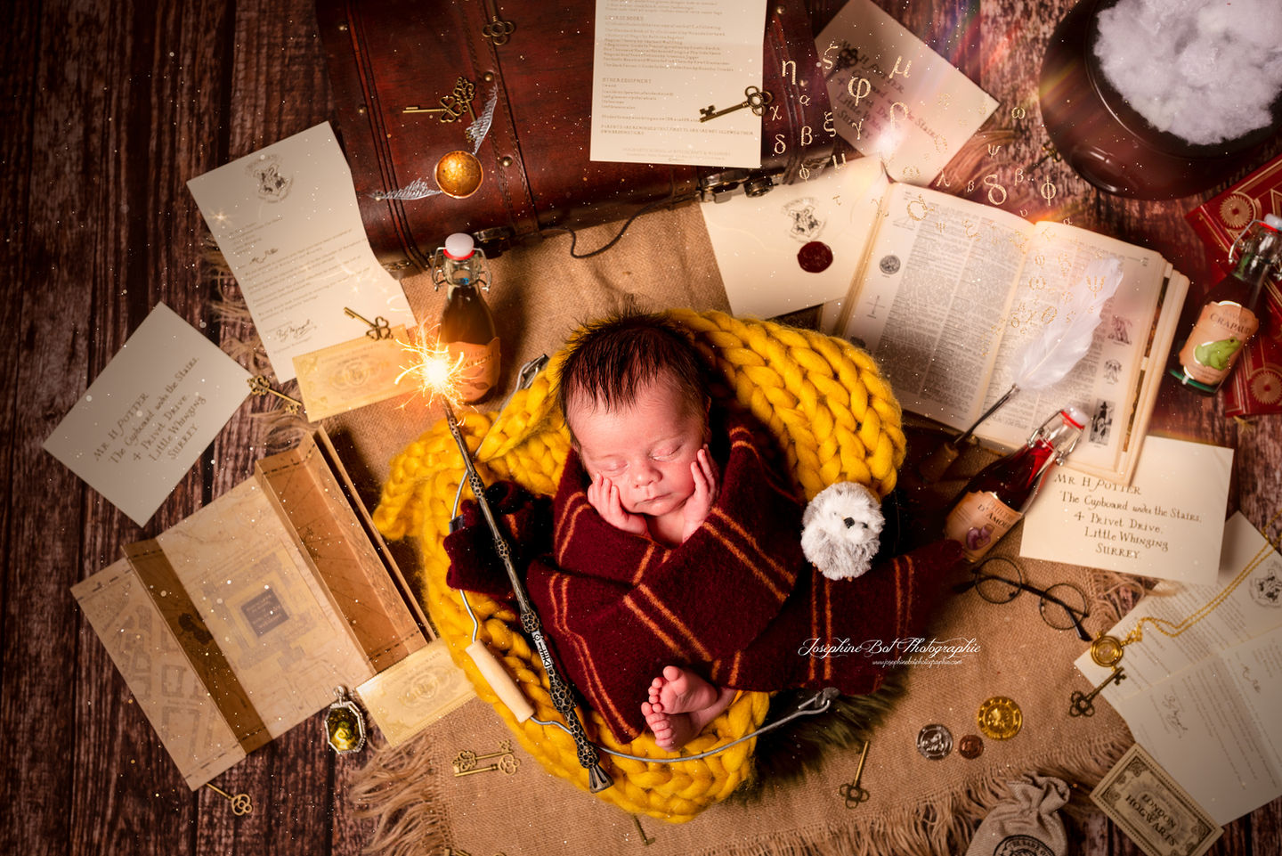 Nouveau-né dormant dans un décor Harry Potter avec des lettres magique . Joséphine Bot photographe