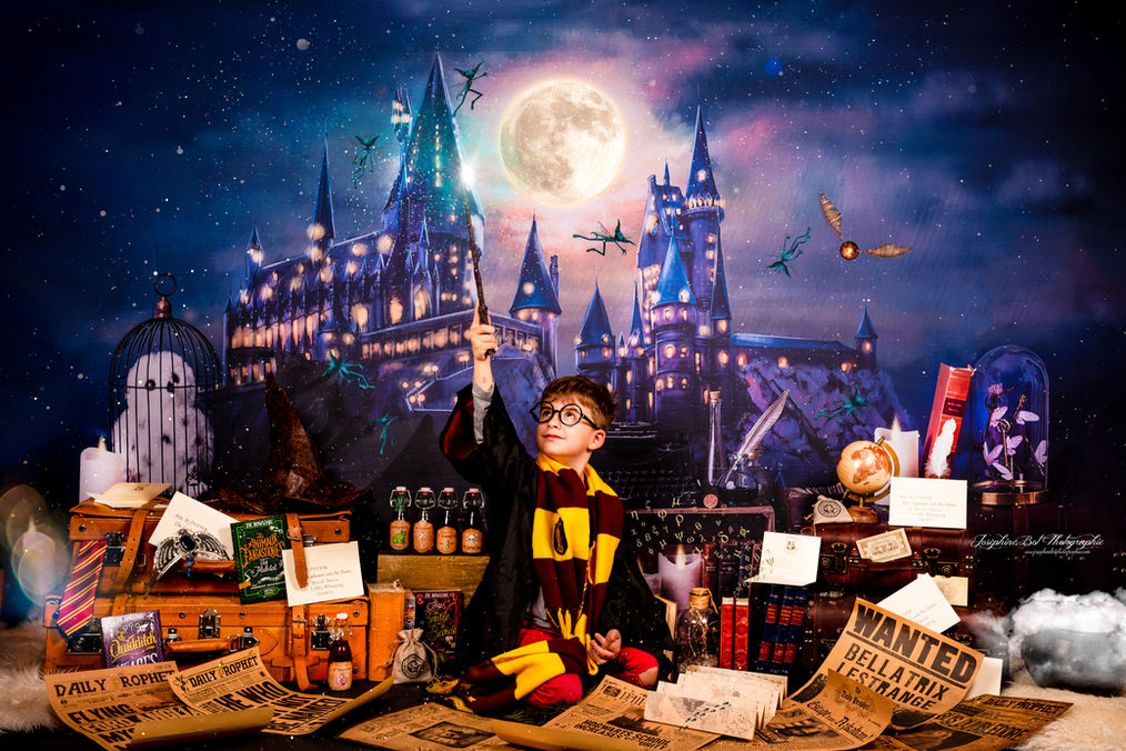 Jeune garçon avec une baguette magique devant Poudlard. Joséphine Bot Photographie Ariège