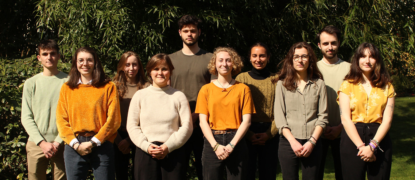 Équipe de jeunes experts ingénieurs