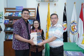 Hibah Karya Ilmiah STTBI kepada IAKN Manado