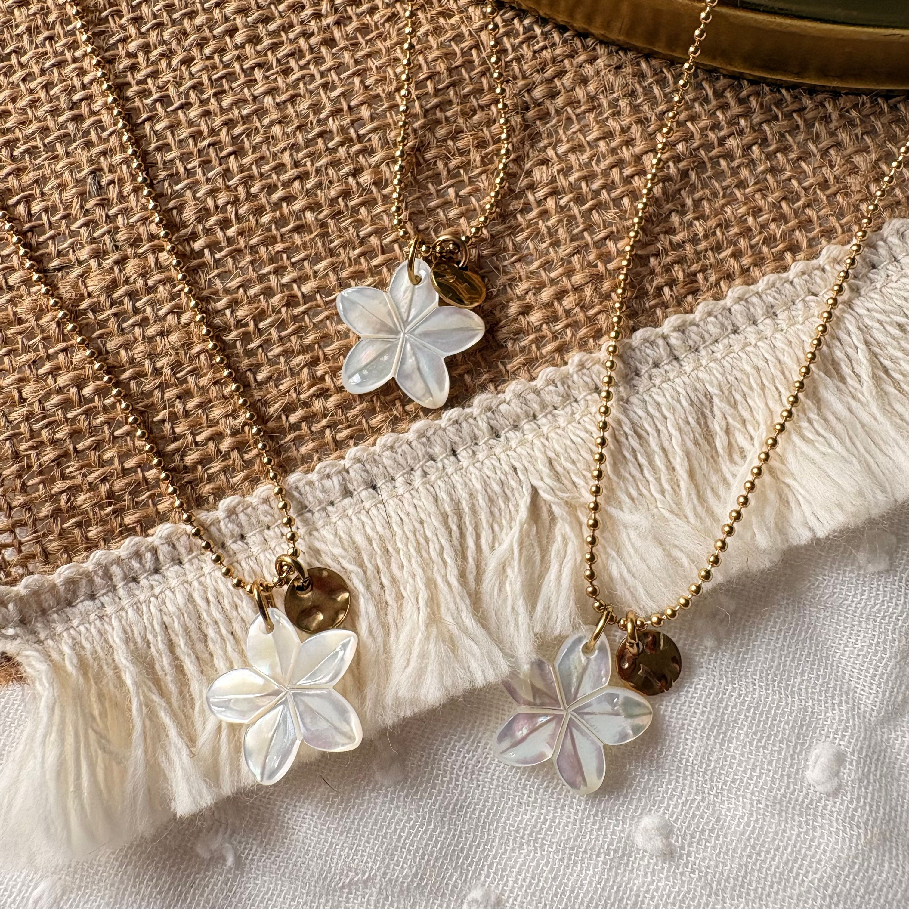 Suzy chaîne Fleur en Nacre et Sequin doré