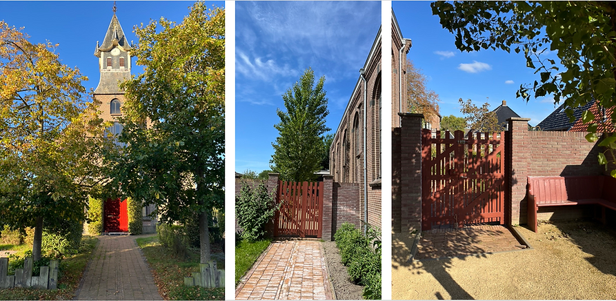 hoofdingang kerk. Aan de zijkant de poort naar de kloostertuin.