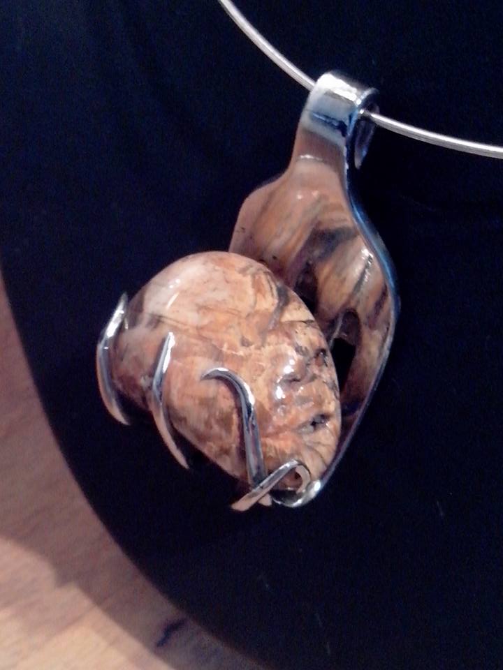 Collier Pierre de bois fossilisé.50€