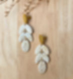 Les boucles d'oreilles Élyra sur fond bois - Les merveilles de Sophie