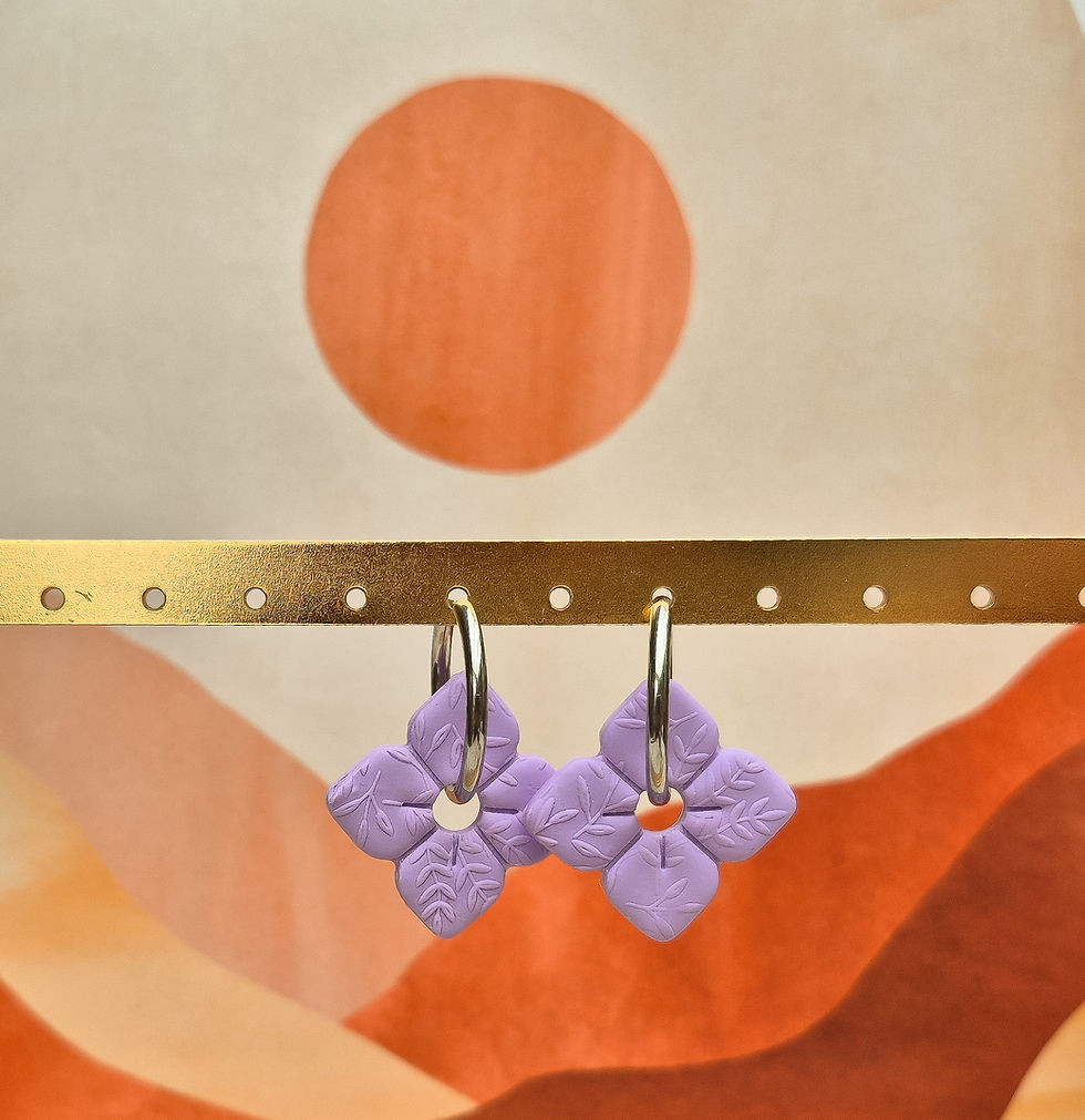 Miniature : Les pampilles Lysora violettes sur un portant créées par Les Merveilles de Sophie