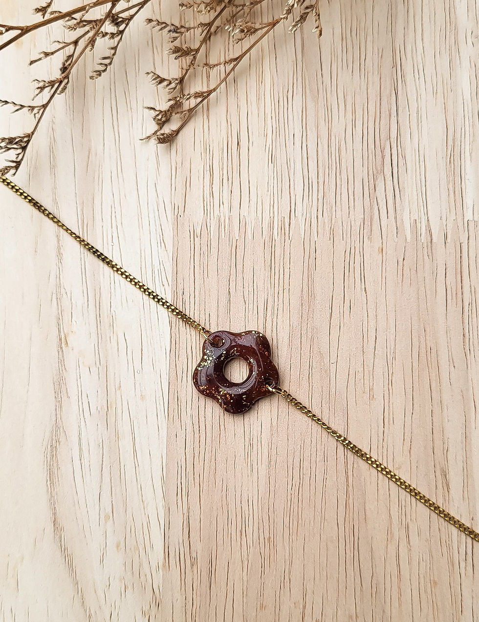 Le bracelet Ambrésia sur fond bois - Les merveilles de Sophie