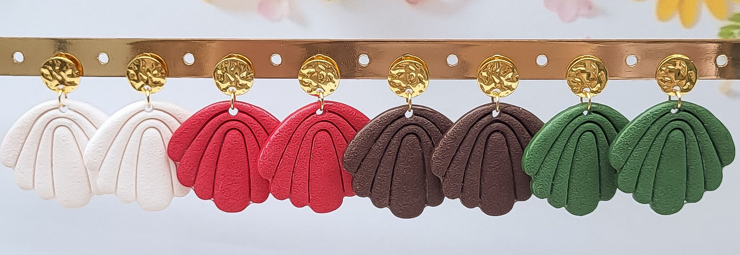 Boucles d'oreilles Azelia sur un portant - Les merveilles de Sophie