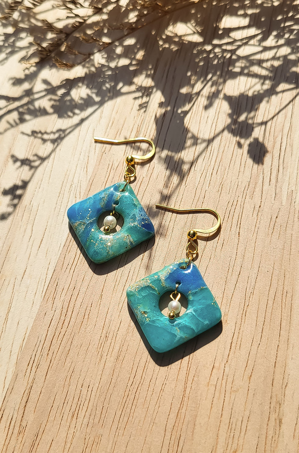 Les pampilles Elyria sur fond bois - Les merveilles de Sophie