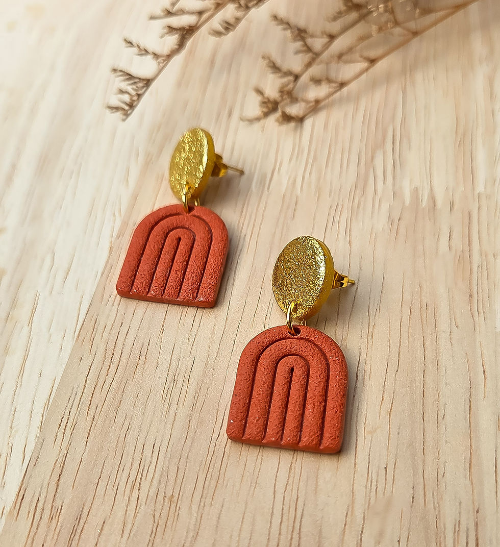 Les boucles d'oreilles Néora sur fond bois - Les merveilles de Sophie