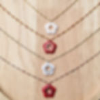Le collier Néréa sur fond bois - Les merveilles de Sophie