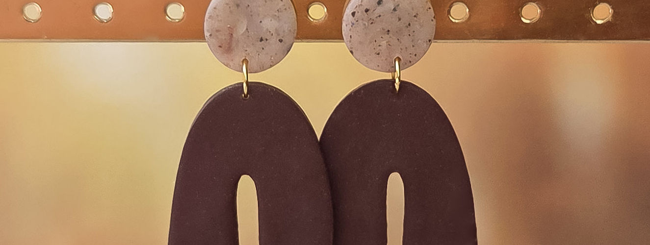 Boucles d'oreilles Mona sur fond bois - Les merveilles de Sophie