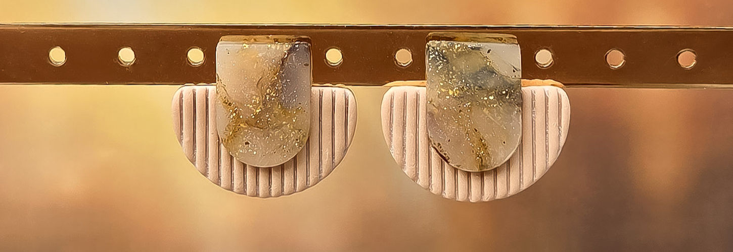 Boucles d'oreilles Isée sur fond bois - Les merveilles de Sophie