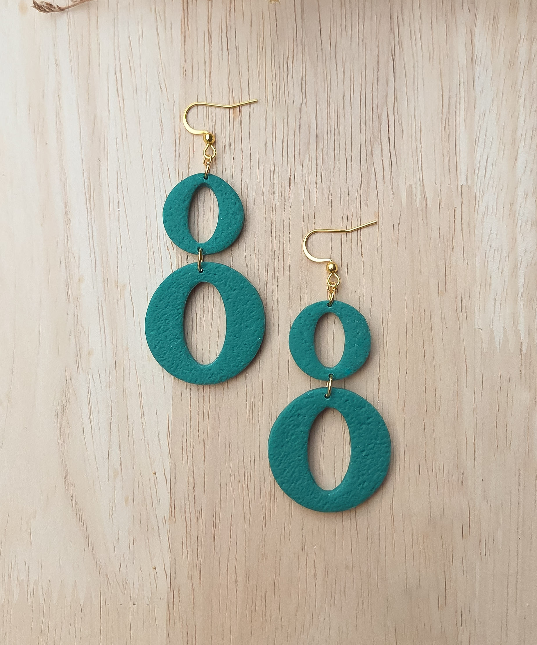 Boucles d'oreilles Noma sur fond bois - Les merveilles de Sophie