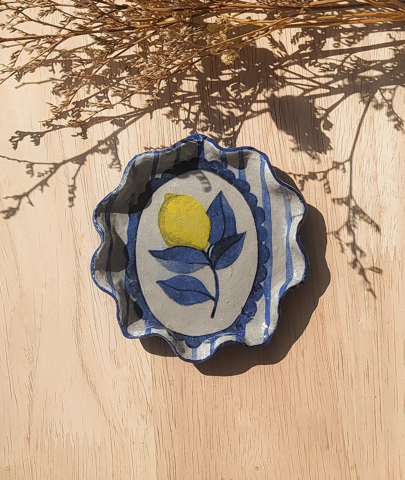 Porte-bijoux "Limonéa" sur fond bois - Les merveilles de Sophie