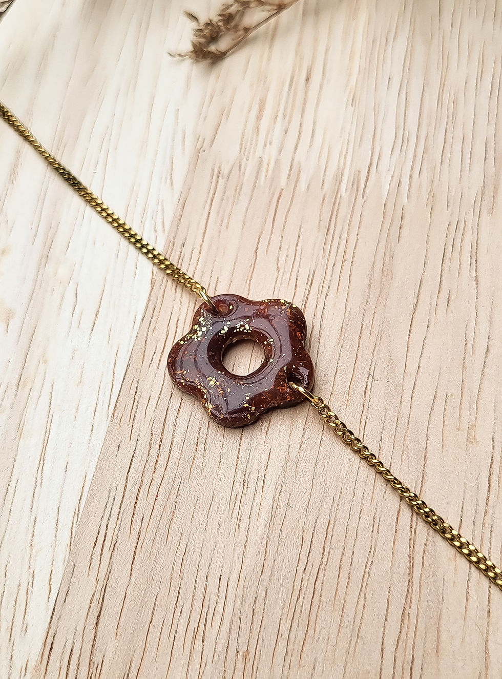 Le bracelet Ambrésia sur fond bois - Les merveilles de Sophie