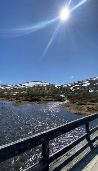 Sol over innsjø og fjell, klarblå himmel, Oppdag våre seterdaler! Spir.