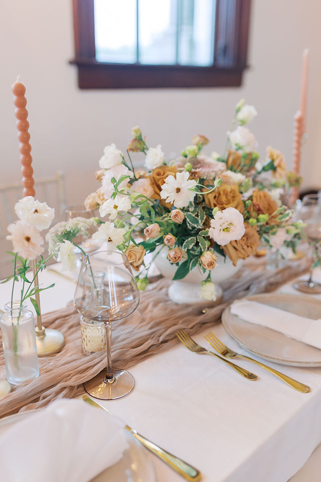 mocha mousse and pink florals fine art floral reception inspo brown roses mocha mousse wedding photography