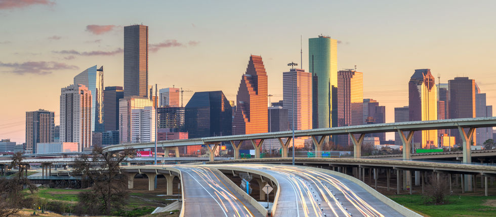 Seamos honestos: comprar una casa o invertir en propiedades parece algo que se hace después de haber "triunfado". Pero la verdad es que uno se abre camino hasta allí , ladrillo a ladrillo, crédito a crédito, dólar a dólar.