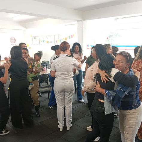 Participantes da comemoração do dia das mães da DCO, em um momento de conexão.