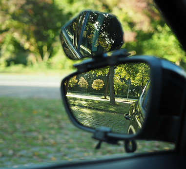 Binnen, Buiten, Schouders. kijken in de autospiegels