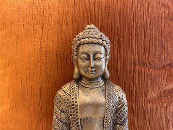 goldener Budda vor Orangen Hintergrund