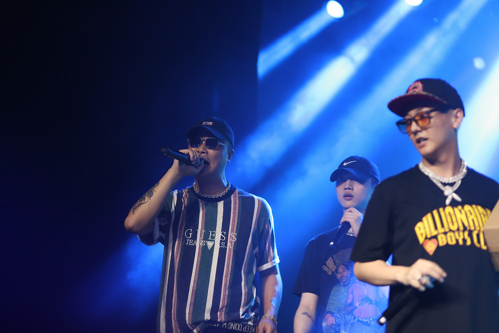 B.R.C band wearing ROAV Galaxy foldable sunglasses