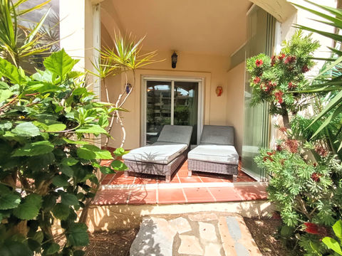 Ground floor apartment in La Cala Hills with southeast-facing terrace, glass curtains and direct access to the communal gardens and swimming pool. 2 bedrooms, parking and storage room included.
