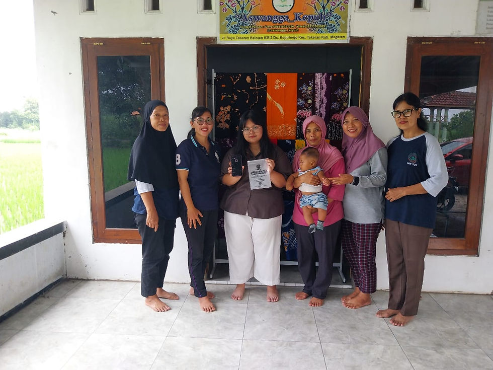 Foto bersama ibu-ibu pelaku UMKM Aswangga Kepuh (sumber: Dokumentasi Pribadi)