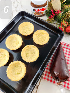 Fill in the brownie filling mixture.