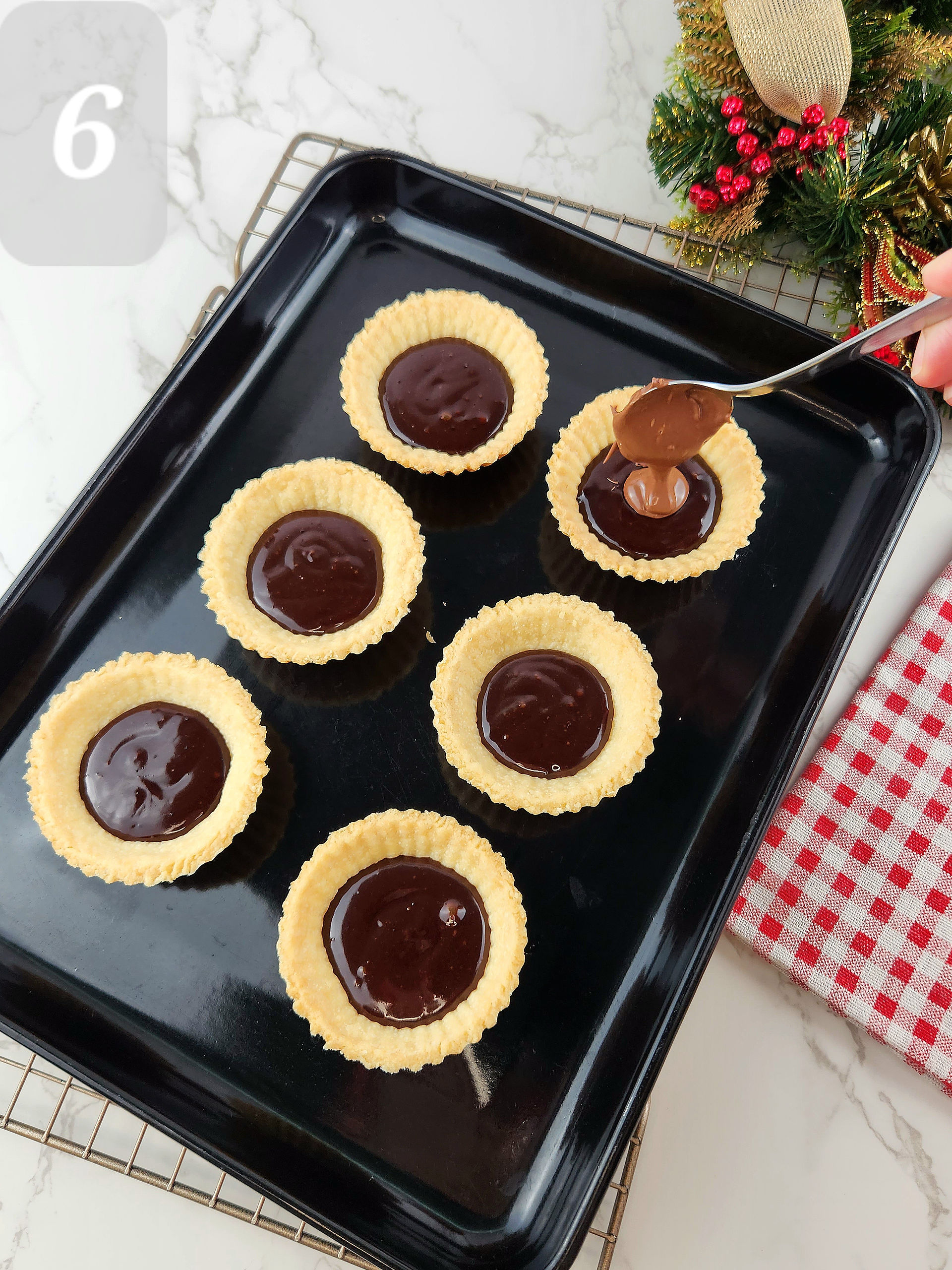 Add a middle layer of 1 Teaspoon Nutella. 
