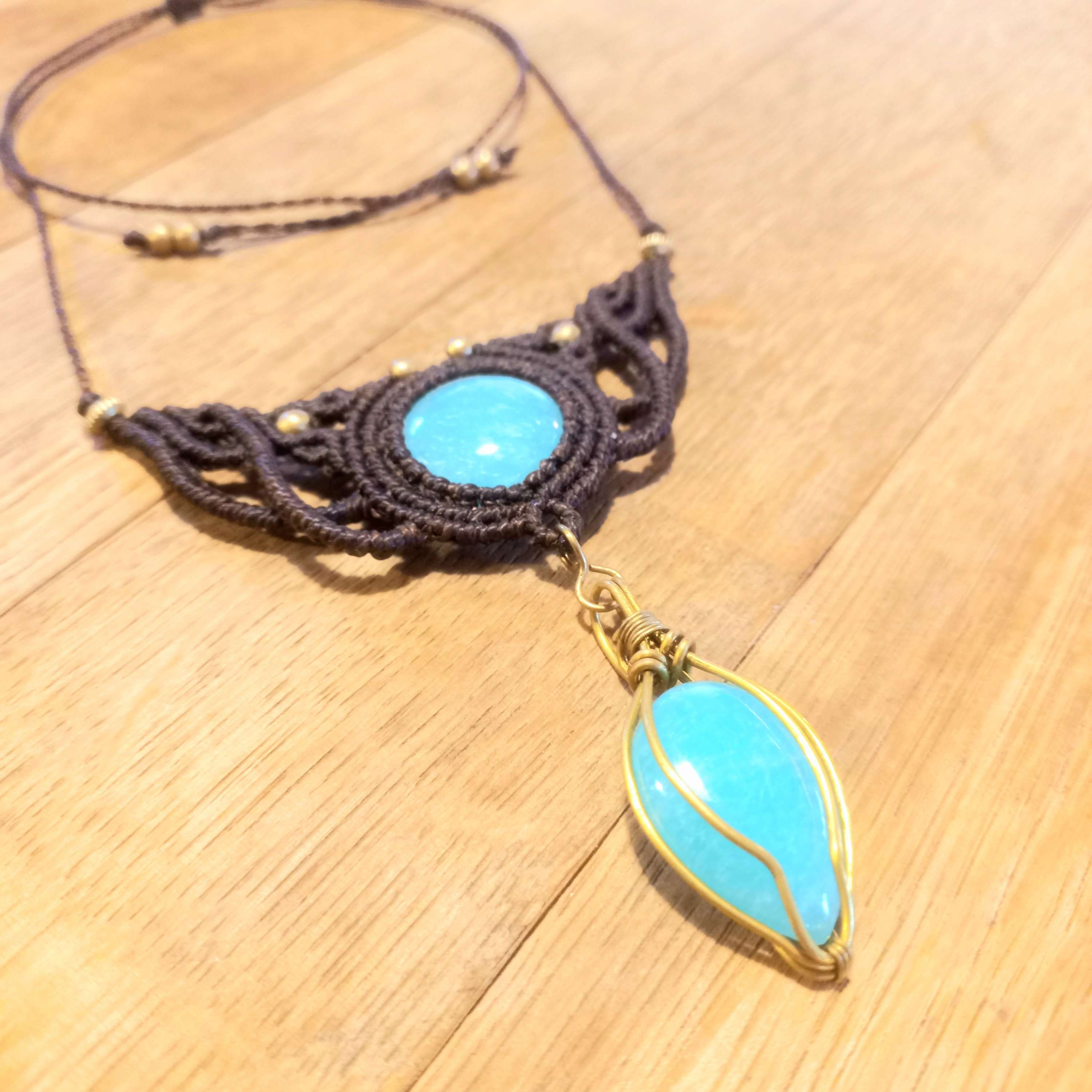 Collier macramé, laiton et pierres fines