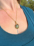 Thumbnail: Pendentif pierre sertie laiton